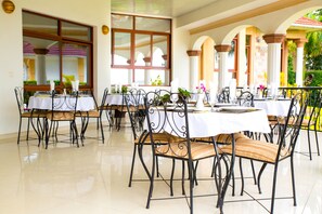 Breakfast, lunch and dinner served - Mountain's View Hotel (Bujumbura)