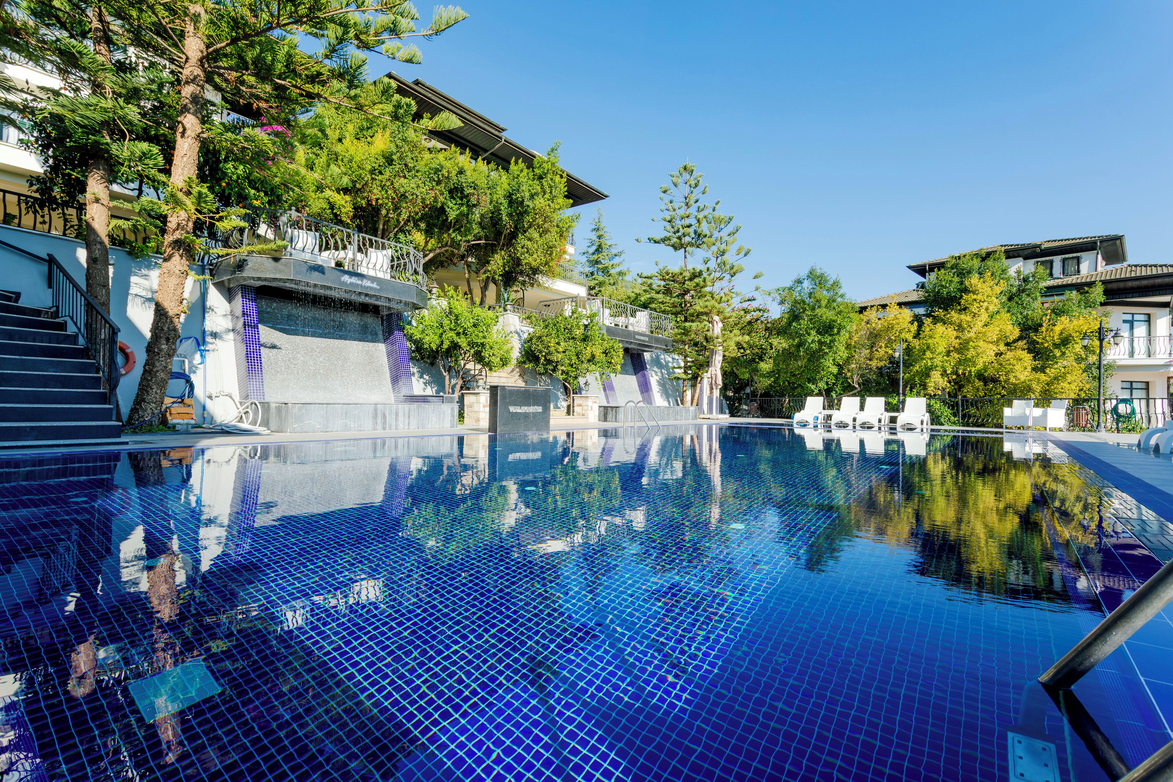 2 piscines a l'aire lliure (horari: 09:00-20:00), para-sols i gandules 