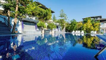 2 ulkouima-allasta avoinna 9.00–20.00, aurinkovarjoja, aurinkotuoleja