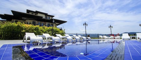 Piscine extérieure, parasols de plage, chaises longues