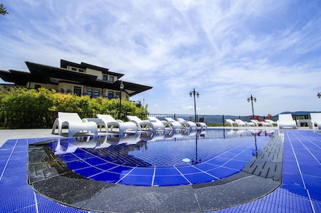 2 piscinas al aire libre, sombrillas, sillones reclinables de piscina