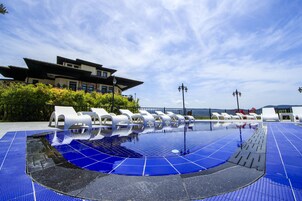 2 piscinas externas, funciona das 9h às 20h, guarda-sóis