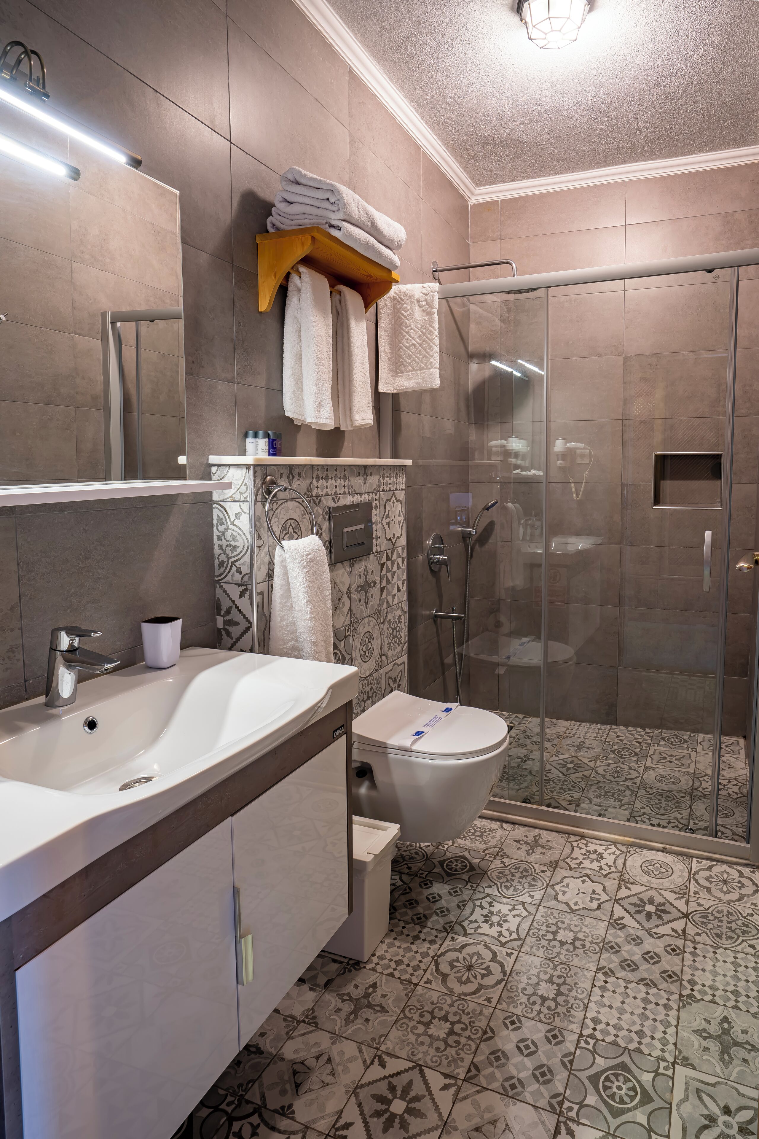 comfort room, 1 king bed, lanai, river view | bathroom | shower, rainfall showerhead, free toiletries, hair dryer