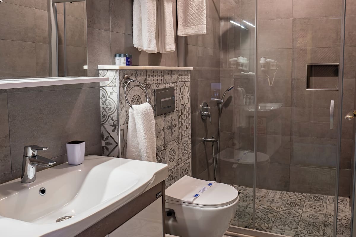 comfort room, 1 king bed, lanai, river view | bathroom | shower, rainfall showerhead, free toiletries, hair dryer