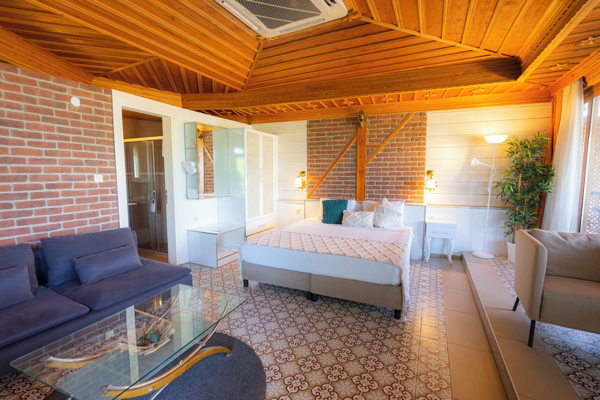 Habitació doble nupcial | Roba de llit d'alta qualitat, minibar i decoració individual