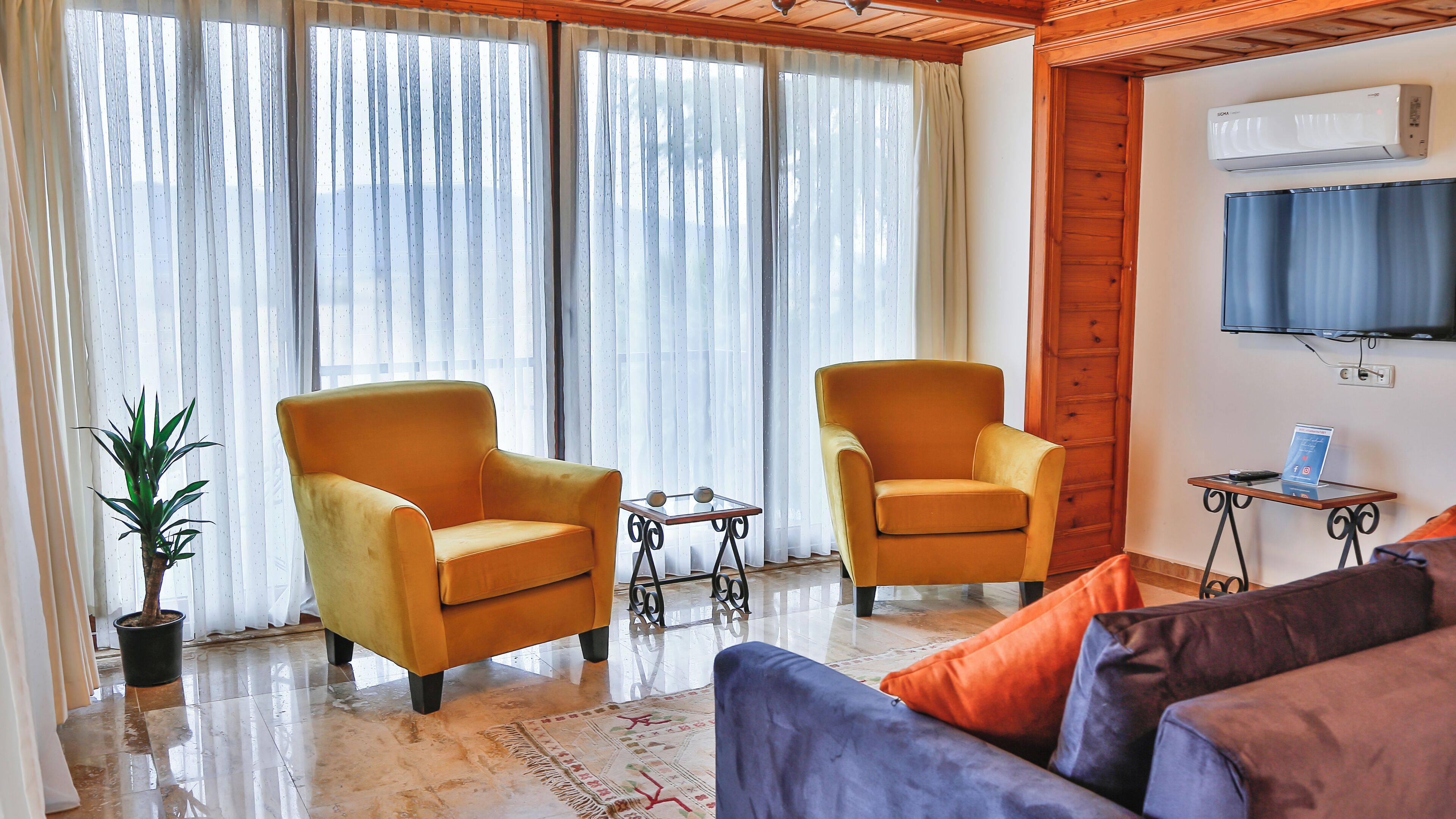 Ropa de cama de alta calidad, minibar y decoración personalizada 