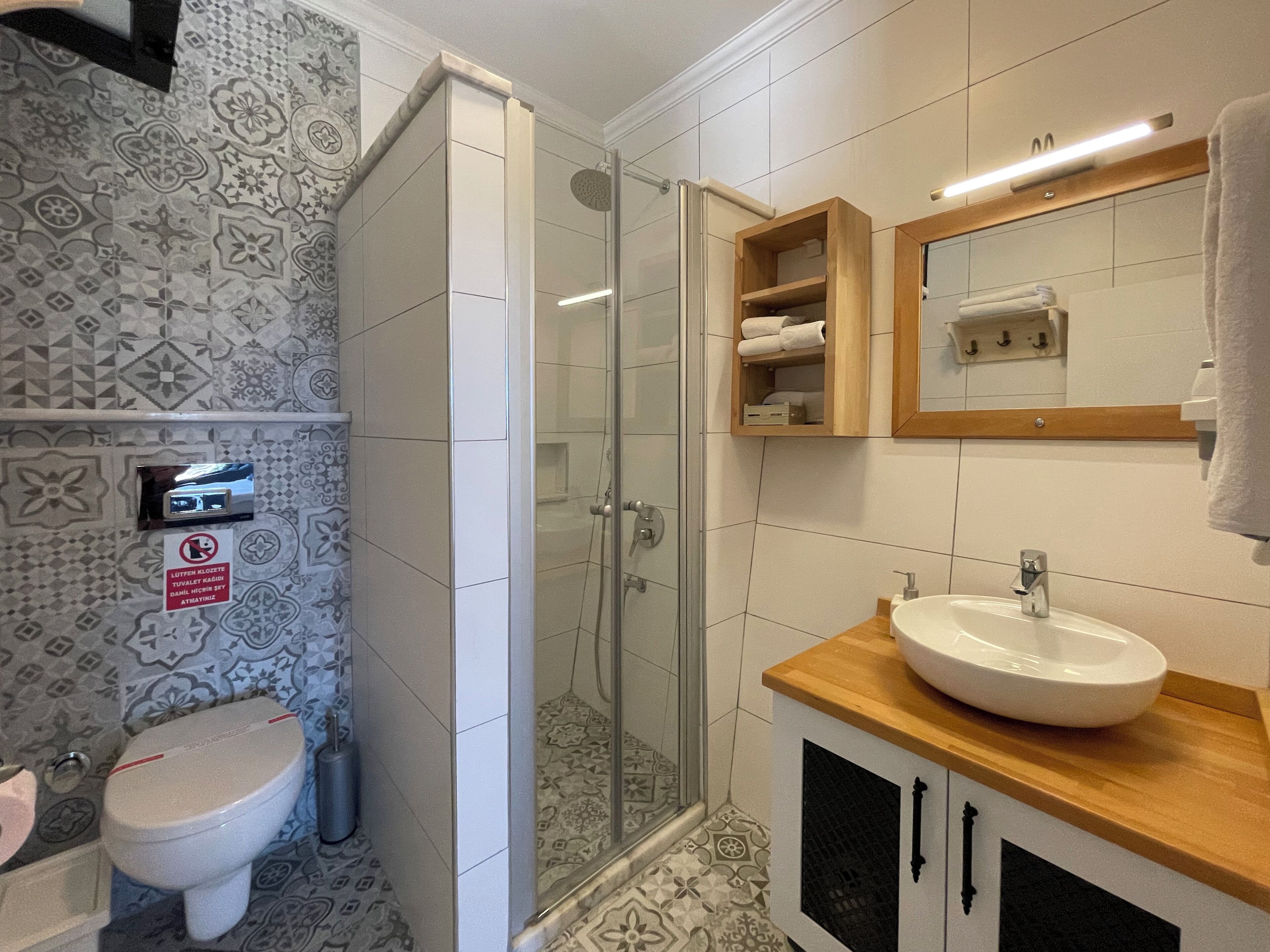 Ein modernes Badezimmer mit Dusche, Toilette und Waschbecken.