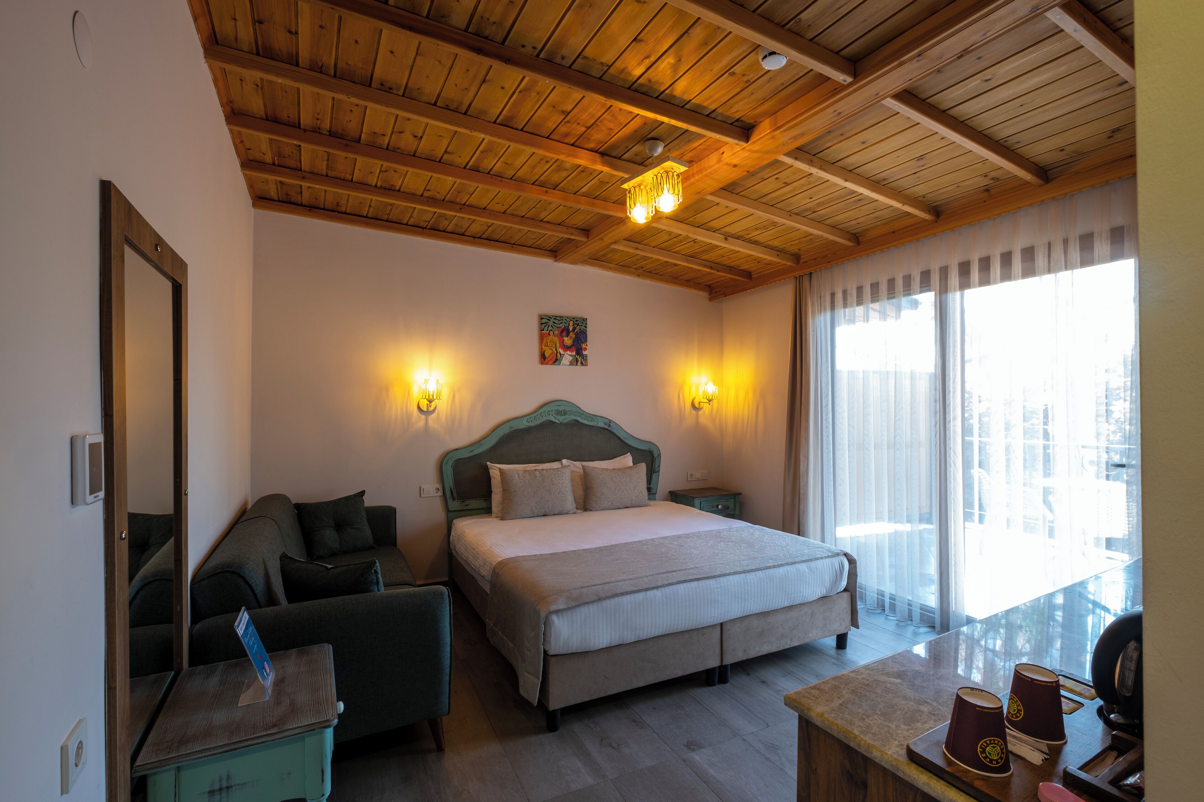 Rom – comfort, 1 queensize-seng med sovesofa, elveutsikt | Sengetøy av topp kvalitet, minibar og individuelt dekorert