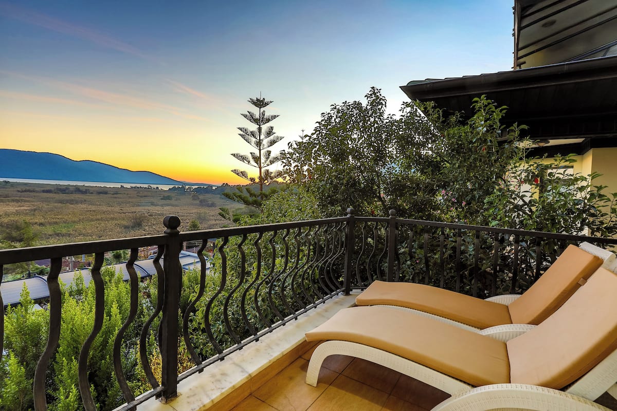 Habitació doble reial, no fumadors, vistes al mar | Roba de llit d'alta qualitat, minibar i decoració individual