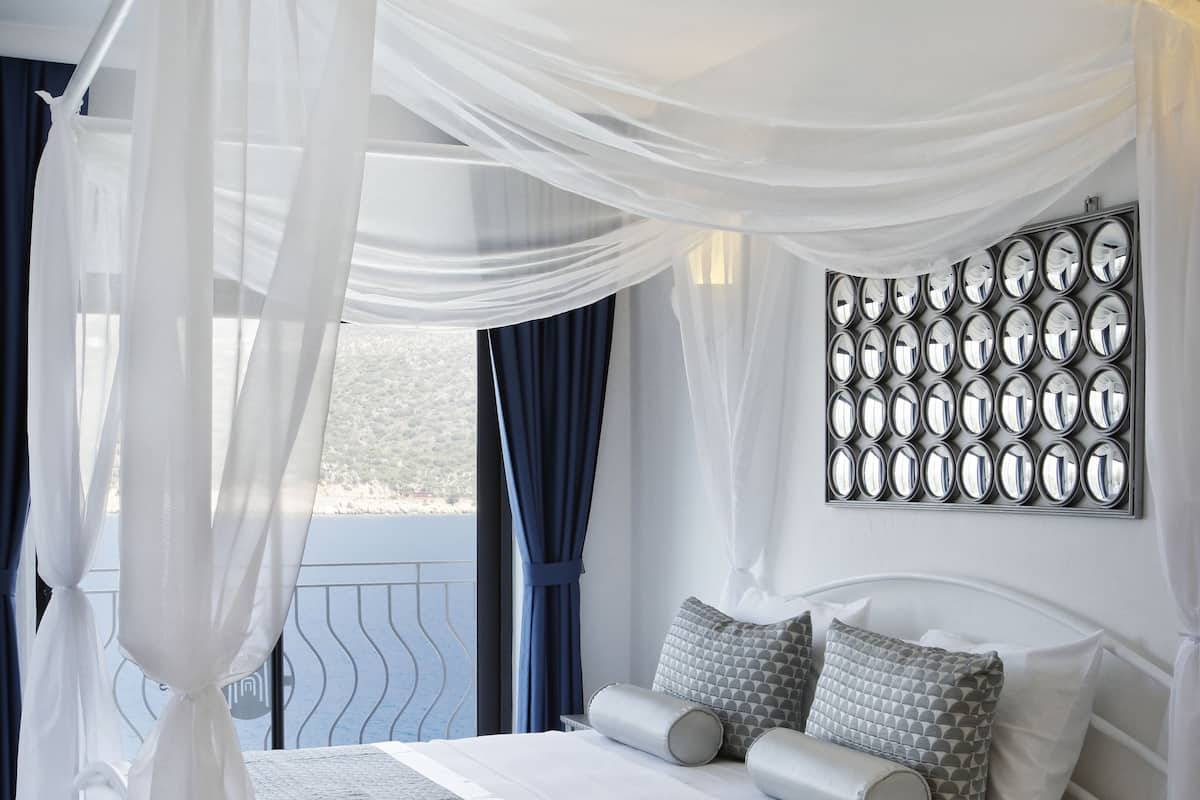 Deluxe kamer, uitzicht op zee | 1 slaapkamer, luxe beddengoed, een minibar, een kluis op de kamer