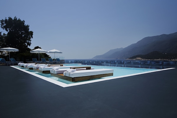 Una piscina al aire libre de temporada (de 08:00 a 19:30), sombrillas