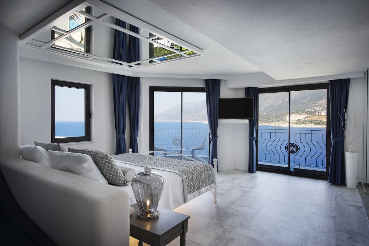 Junior suite, uitzicht op zee | 1 slaapkamer, luxe beddengoed, een minibar, een kluis op de kamer