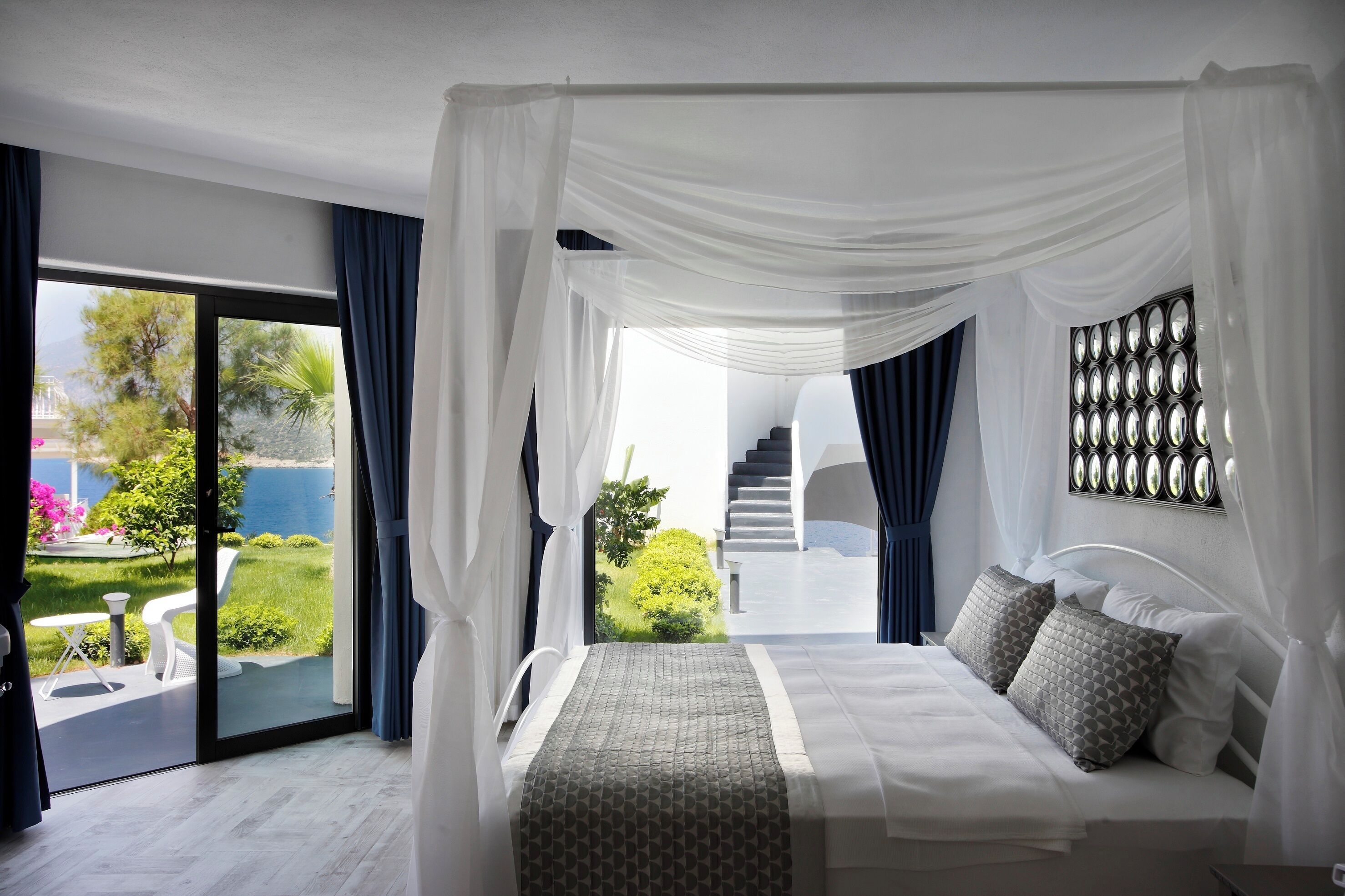 Suite, Whirlpool, eingeschränkter Meerblick | Hochwertige Bettwaren, Minibar, Zimmersafe, Schreibtisch