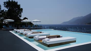Camera Deluxe, vista mare parziale | Piscina | Piscina stagionale all'aperto, ombrelloni da piscina, lettini