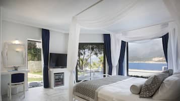 Suite, Jetted Tub, Sea View | Premium bedding, minibar, in-room safe, desk