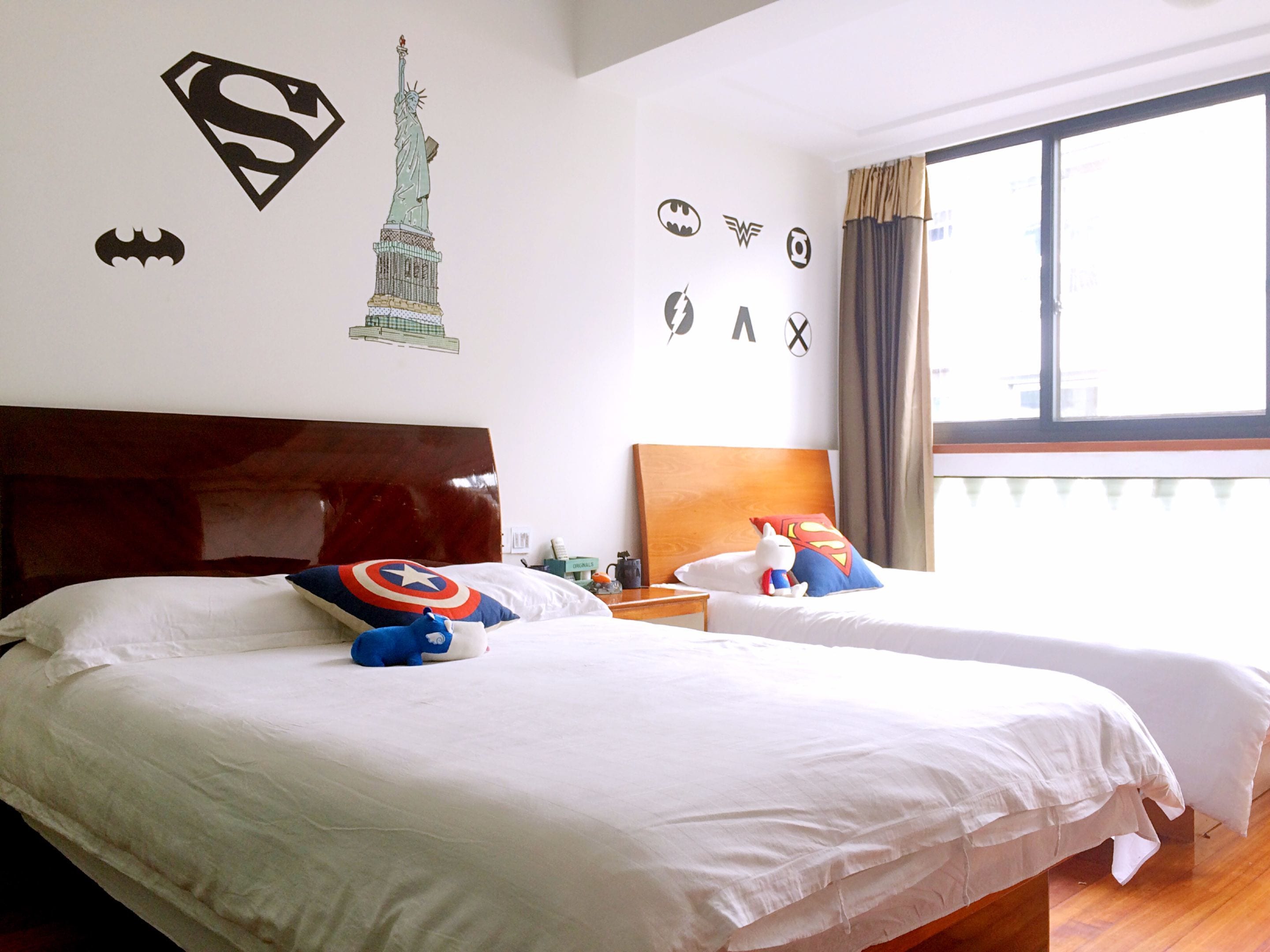 Escritorio, cortinas blackout, sistema de insonorización y wifi gratis 