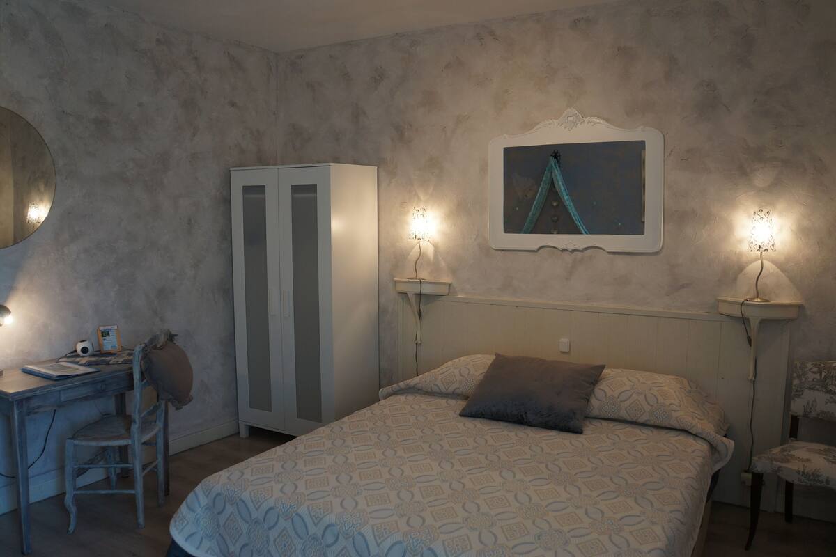 Classic Double Room | Desk, free WiFi, bed sheets
