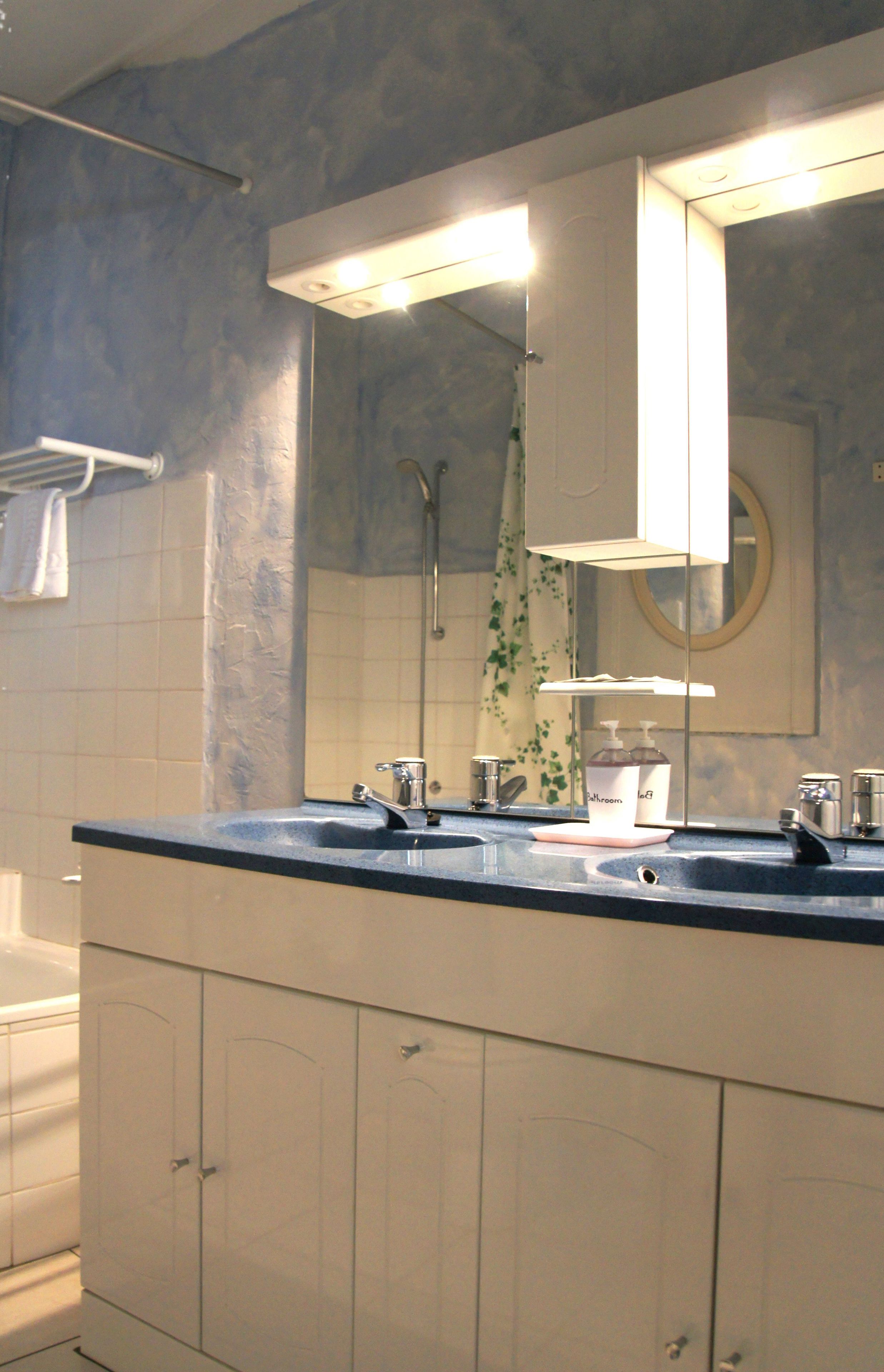 Bathroom sink
