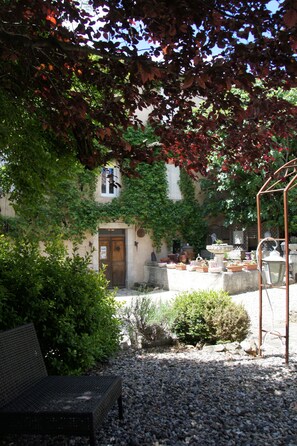Property grounds - La Maison du Manoir Chambres d'Hôtes (Vallon-Pont-d'Arc)