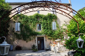 Front of property - La Maison du Manoir Chambres d'Hôtes (Vallon-Pont-d'Arc)