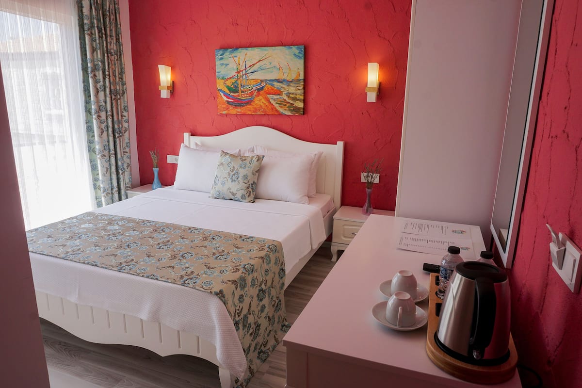 Habitación estándar | Ropa de cama de alta calidad, minibar, escritorio y cortinas opacas