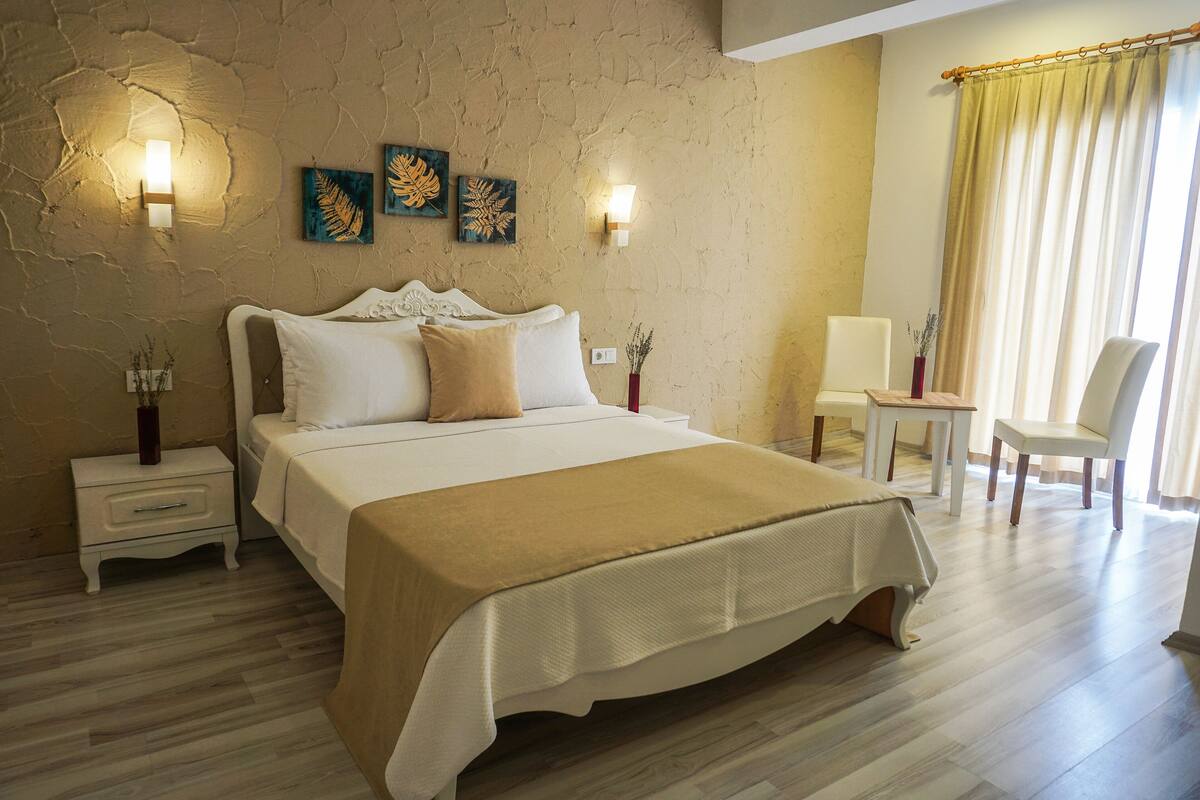 Habitación Deluxe doble | Ropa de cama de alta calidad, minibar, escritorio y cortinas opacas