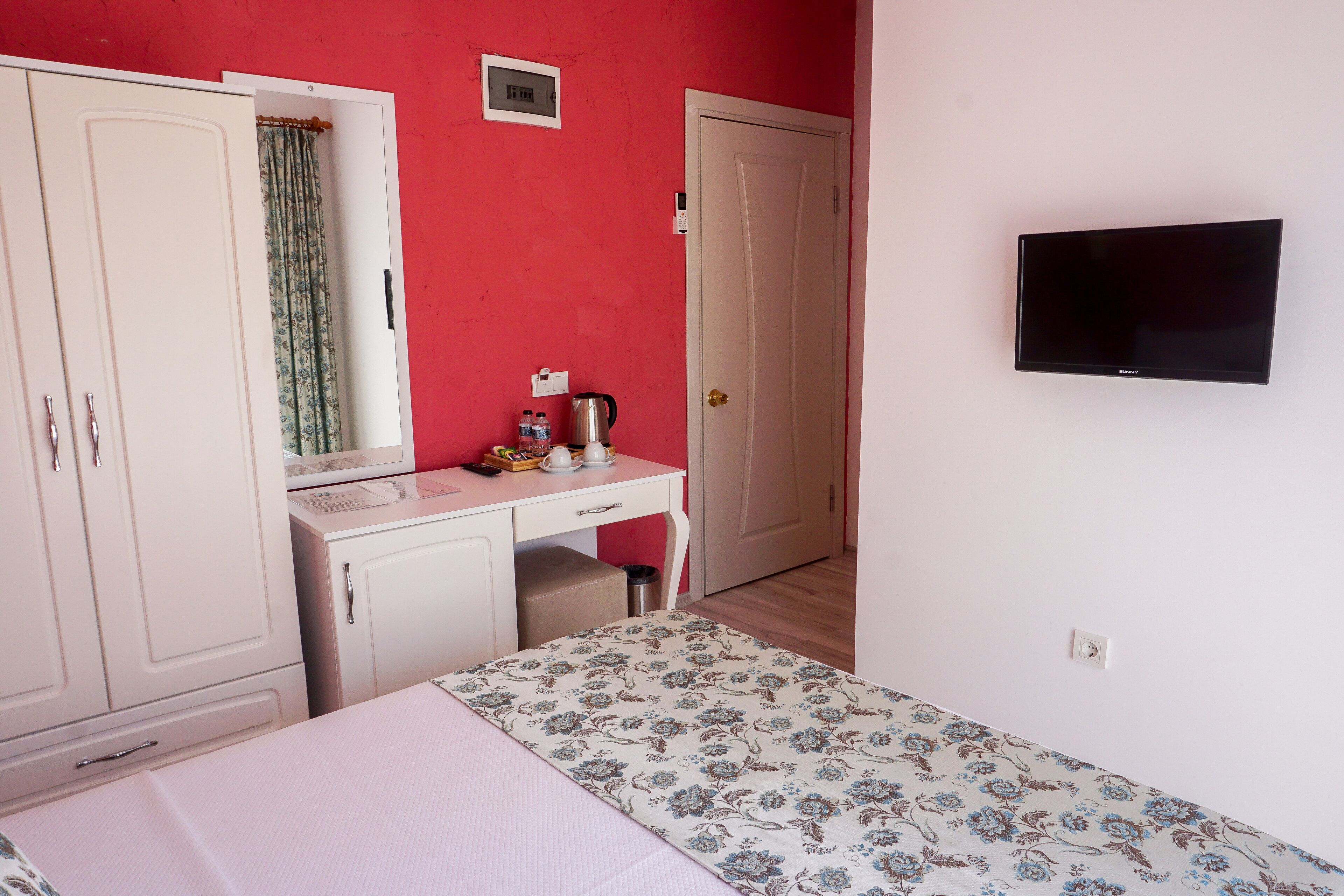 standard room | 1 bedroom, premium bedding, minibar, desk