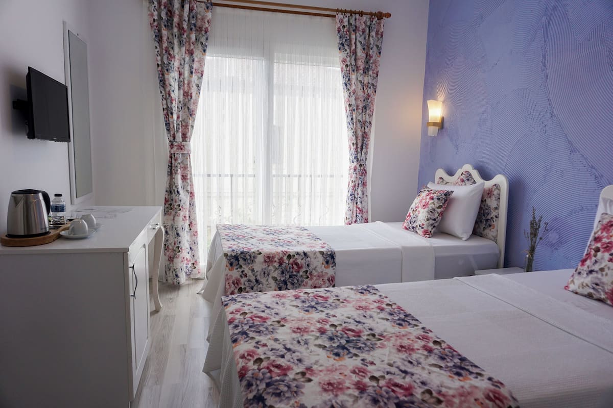 Habitación con 2 camas individuales | Ropa de cama de alta calidad, minibar, escritorio y cortinas opacas