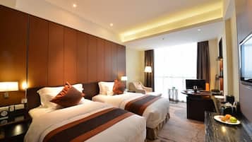 Executive Room | Minibar, in-room safe, desk, blackout curtains