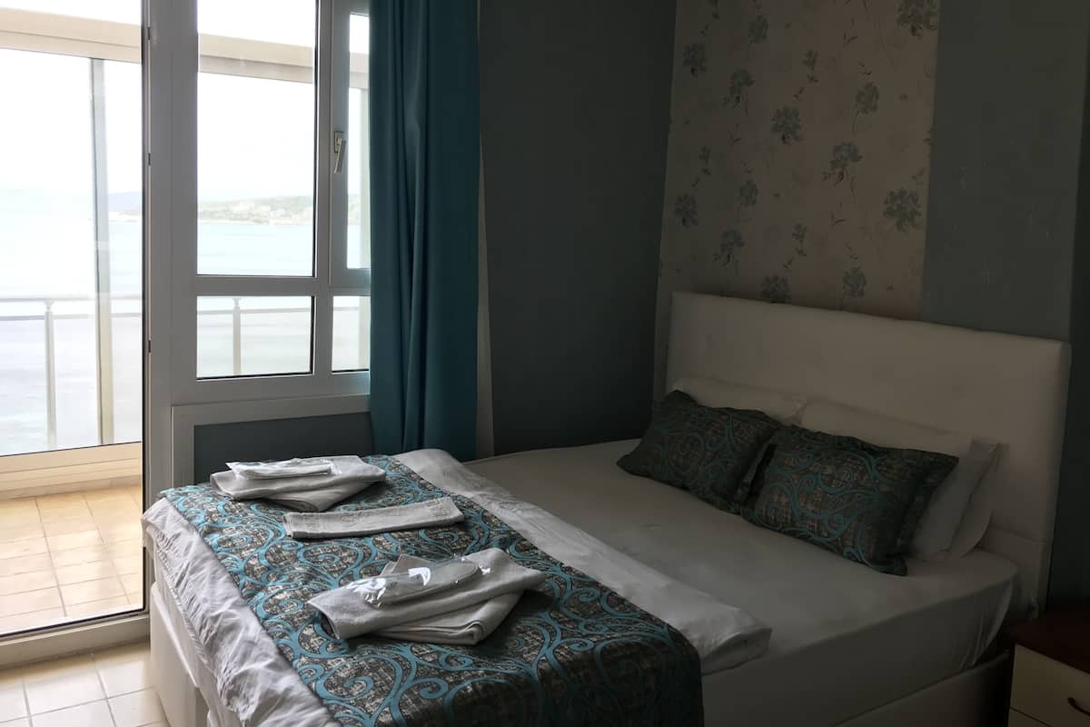 Habitación estándar, vista al mar | Escritorio, camas extra, wifi gratis y ropa de cama