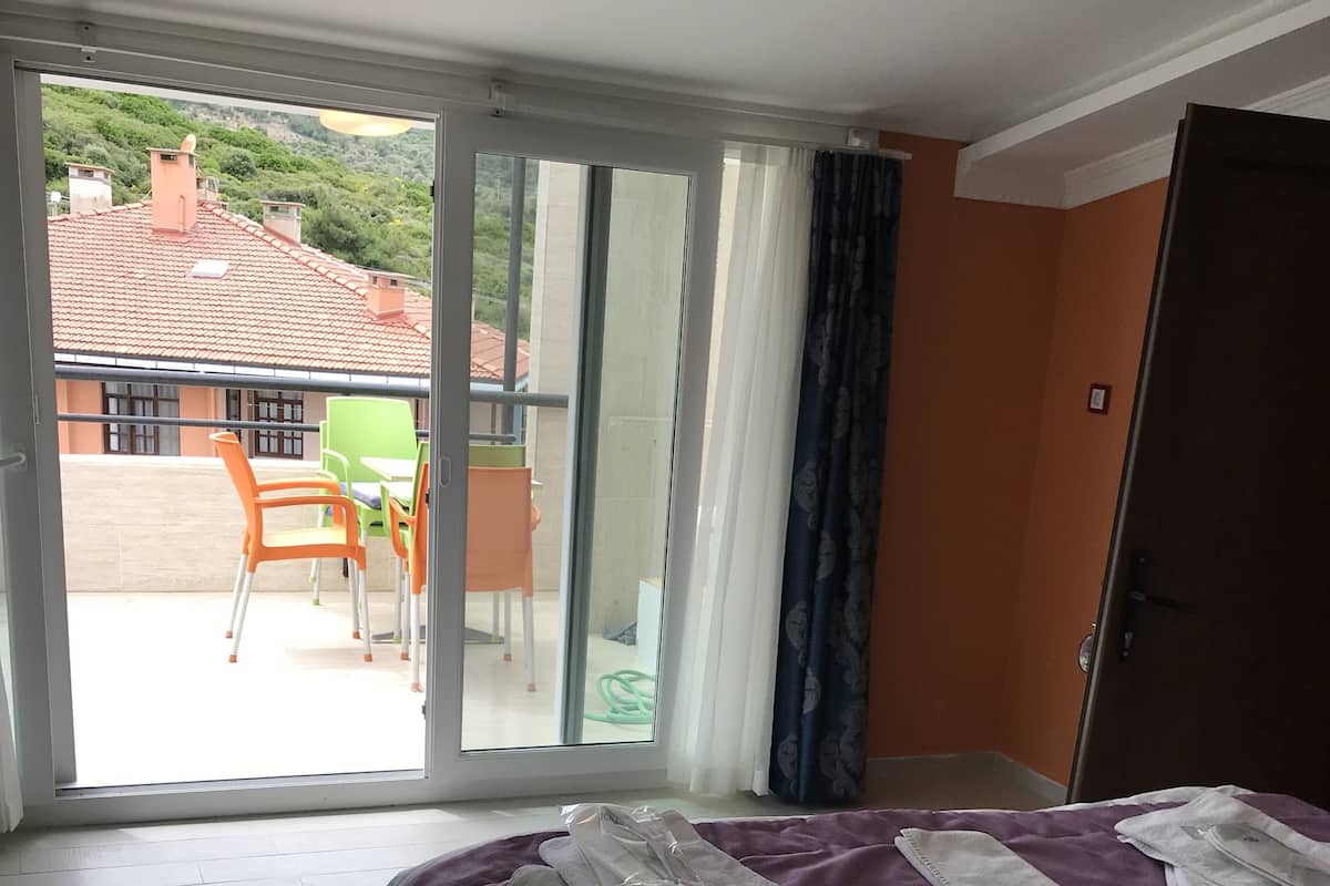 Habitación, Terraza, vista parcial al mar | Escritorio, camas extra, wifi gratis y ropa de cama