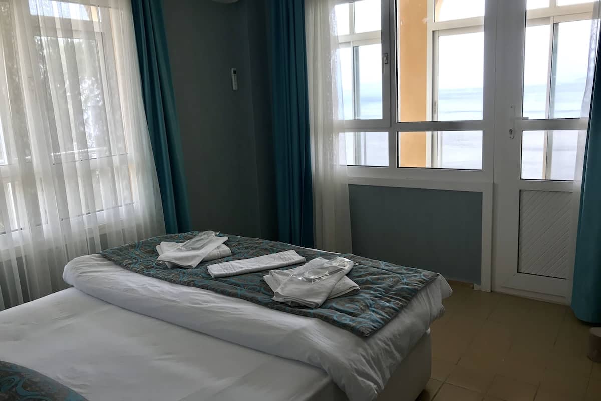 Standard Room, Sea View | Escritorio, camas extra, wifi gratis y ropa de cama