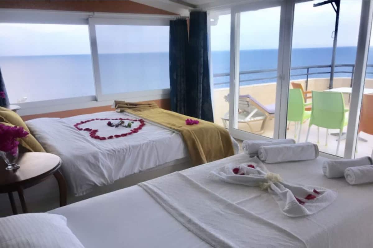 Habitación, Terraza, vista al mar | Escritorio, camas extra, wifi gratis y ropa de cama