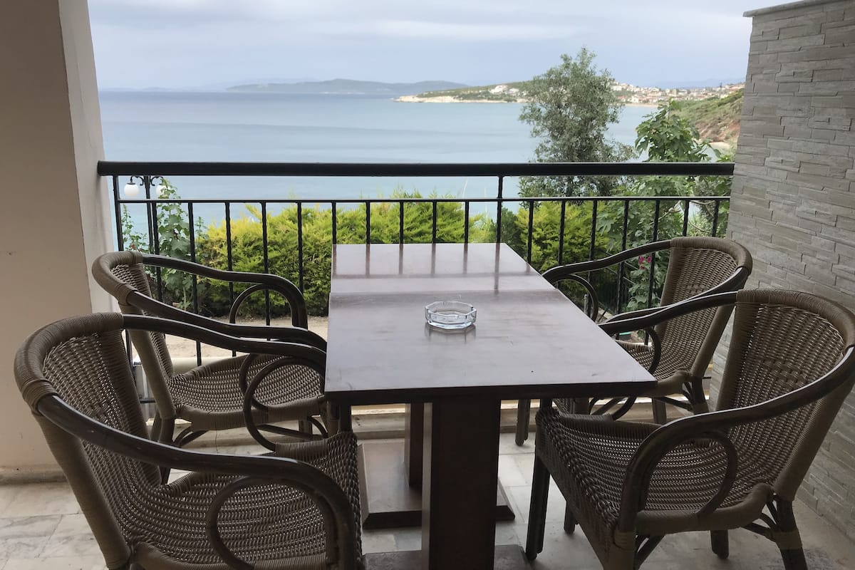 Departamento, vista al mar, en edificio contiguo | Escritorio, camas extra, wifi gratis y ropa de cama