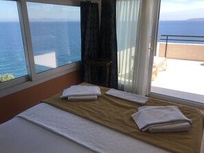 Chambre, terrasse, vue mer | Bureau, lits pliants/supplémentaires, Wi-Fi gratuit, draps fournis