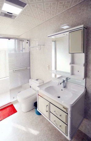 Deluxe Twin Room | Bathroom | Shower, free toiletries, hair dryer, slippers