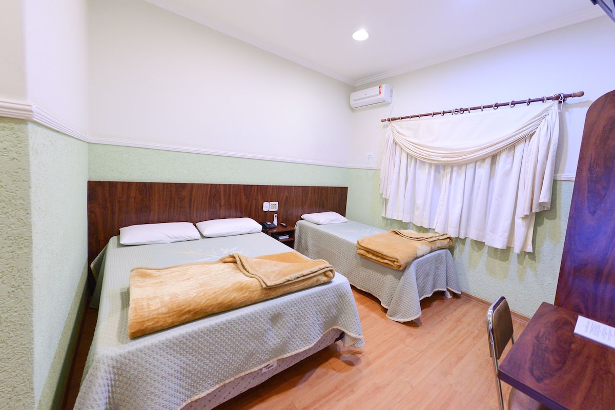 Chambre triple | Minibar, bureau, lit de bébé (gratuit), lit d’appoint (gratuit)