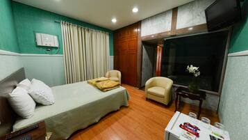 Quarto casal ou duplo | Frigobar, escrivaninha, berços grátis, camas extras/dobráveis