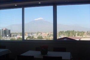 Una habitación con un ventanal que ofrece vistas a la montaña.