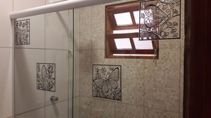 Room (Onça) | Bathroom shower - Toca Hospedaria (São Bento do Sapucaí)