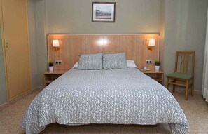 Double Room | Desk, blackout drapes, free cribs/infant beds, free WiFi - HOTEL EL CID (Morella)