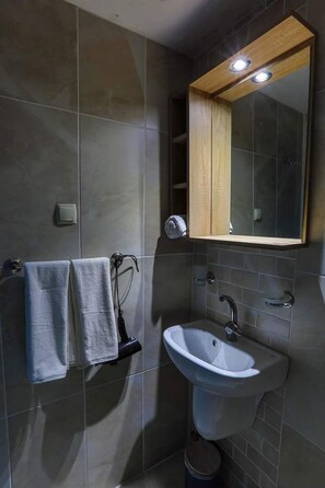 Standard Double or Twin Room, Sea View | Bathroom