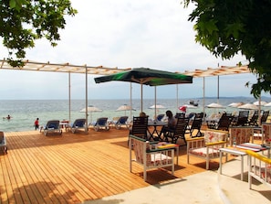Privatstrand, Liegestühle, Sonnenschirme
