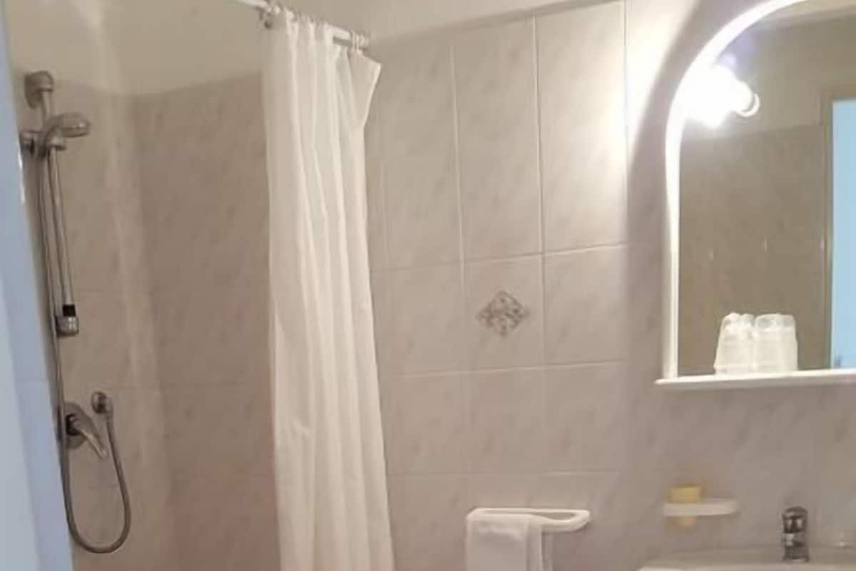 Douche, sĂšche-cheveux, bidet, serviettes fournies