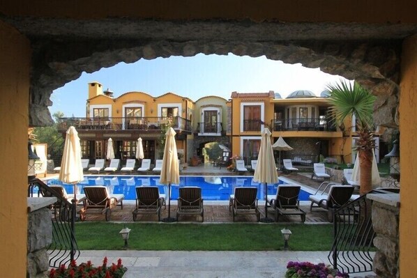 Piscine extérieure, parasols de plage, chaises longues