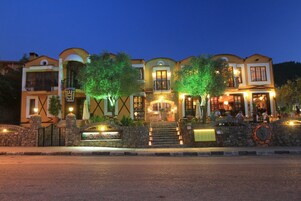 Fachada de la propiedad por la tarde o noche