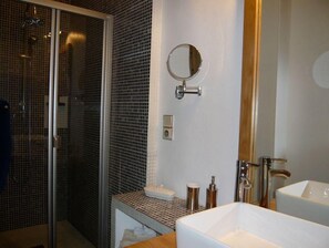 Doppelzimmer (Alienor) | Badezimmer | Haartrockner, Handtücher, Seife, Shampoo