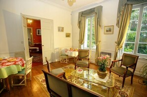 Tägliches inbegriffenes kontinentales Frühstück