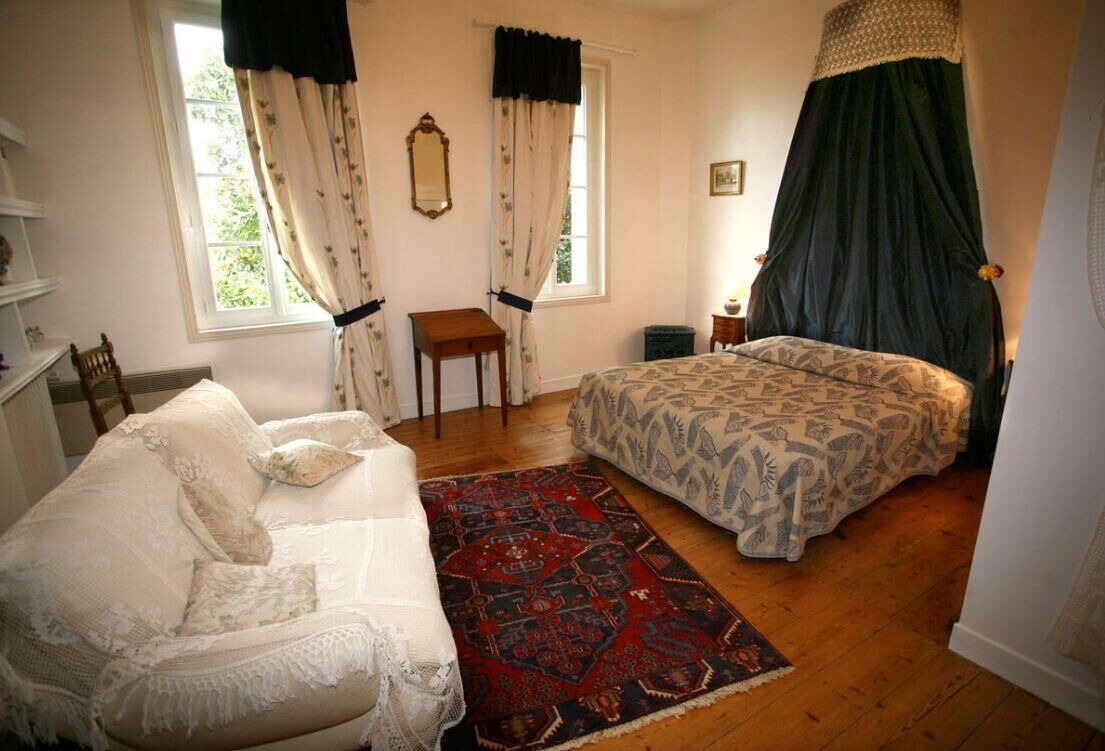 Doppelzimmer (Alienor) | Individuell dekoriert, individuell eingerichtet, Schreibtisch