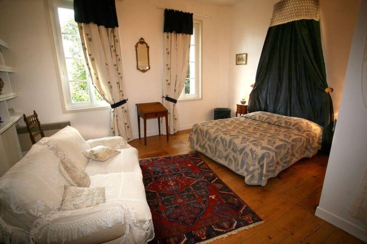 Doppelzimmer (Alienor) | Individuell dekoriert, individuell eingerichtet, Schreibtisch